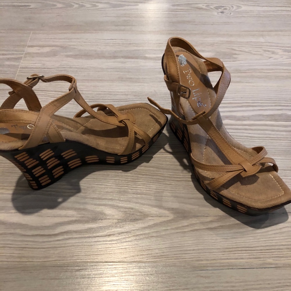 Two Lips Platforms